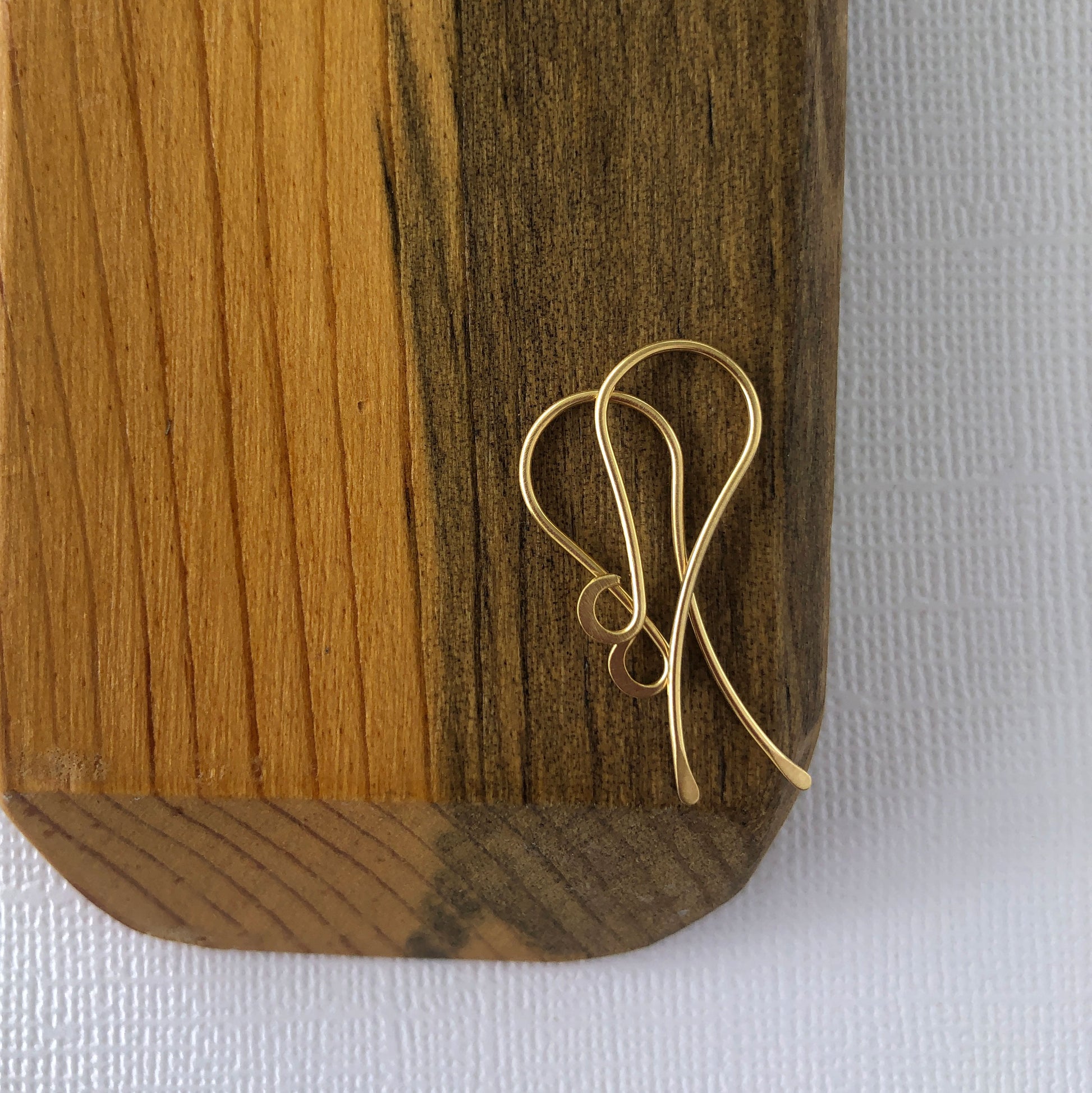Side view of a 18k solid gold shepherd hook ear wire.