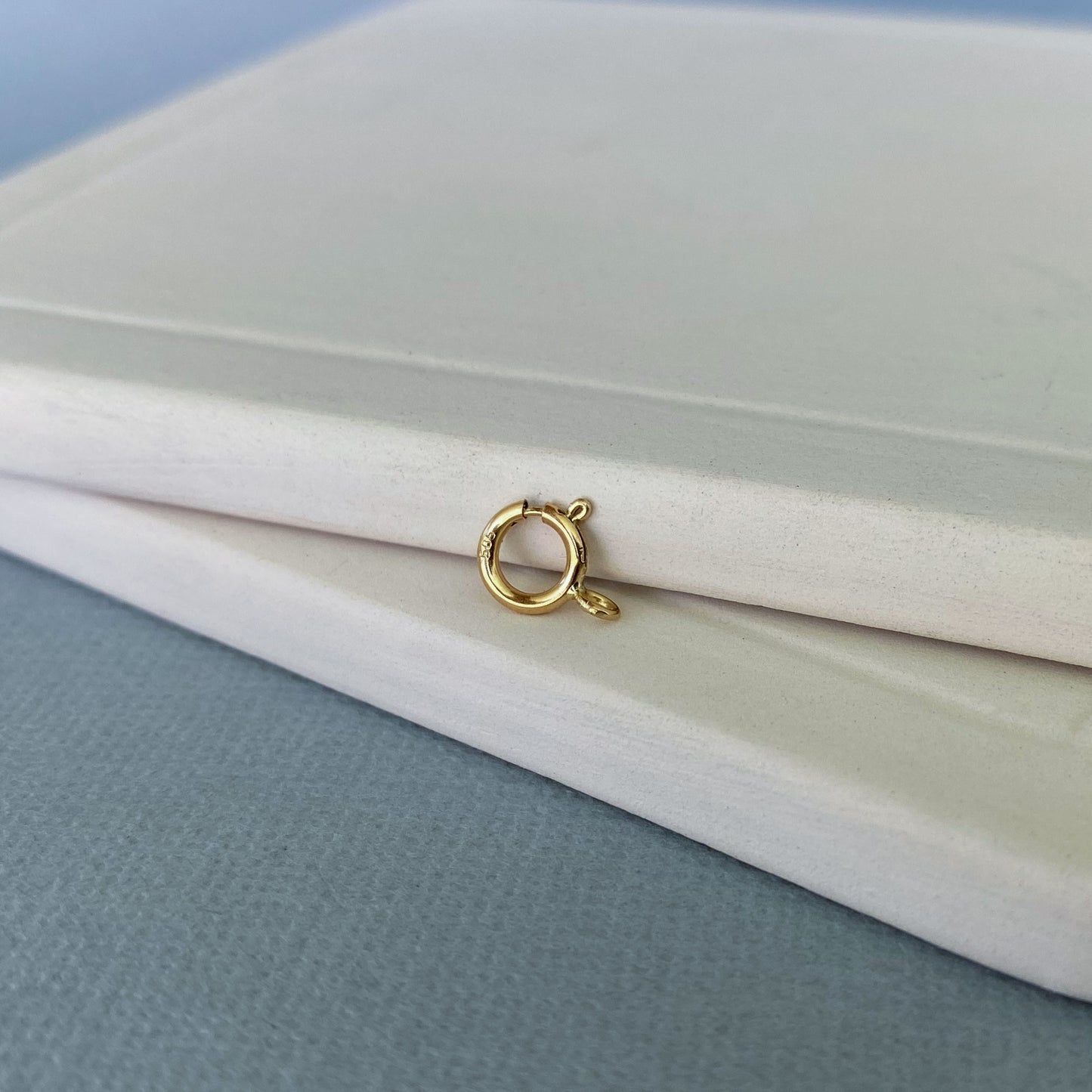 High-quality 14k gold clasp weighing 0.106g, designed for secure jewelry fastening