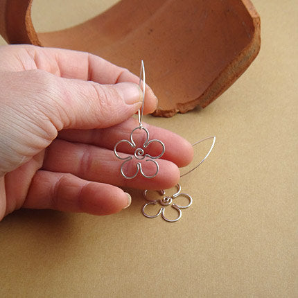 Handmade retro daisy dangle earrings in sterling silver – lightweight, minimalist floral jewelry with a smooth, hammered finish and handcrafted ear wires.