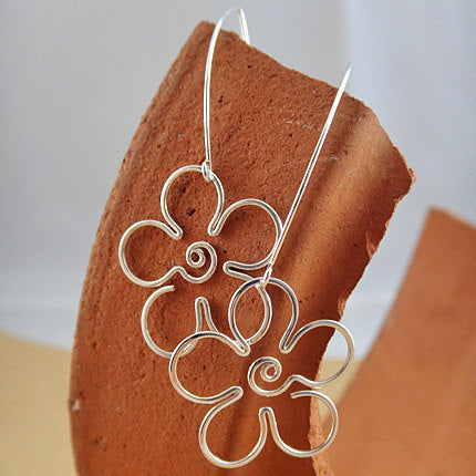 Handmade retro daisy dangle earrings in sterling silver – lightweight, minimalist floral jewelry with a smooth, hammered finish and handcrafted ear wires.