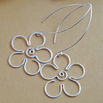 Handmade retro daisy dangle earrings in sterling silver – lightweight, minimalist floral jewelry with a smooth, hammered finish and handcrafted ear wires.