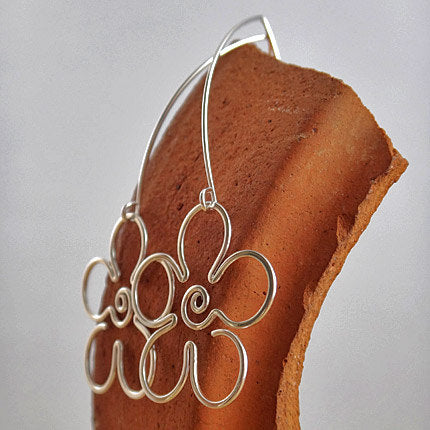 Handmade retro daisy dangle earrings in sterling silver – lightweight, minimalist floral jewelry with a smooth, hammered finish and handcrafted ear wires.