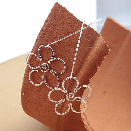 Handmade retro daisy dangle earrings in sterling silver – lightweight, minimalist floral jewelry with a smooth, hammered finish and handcrafted ear wires.